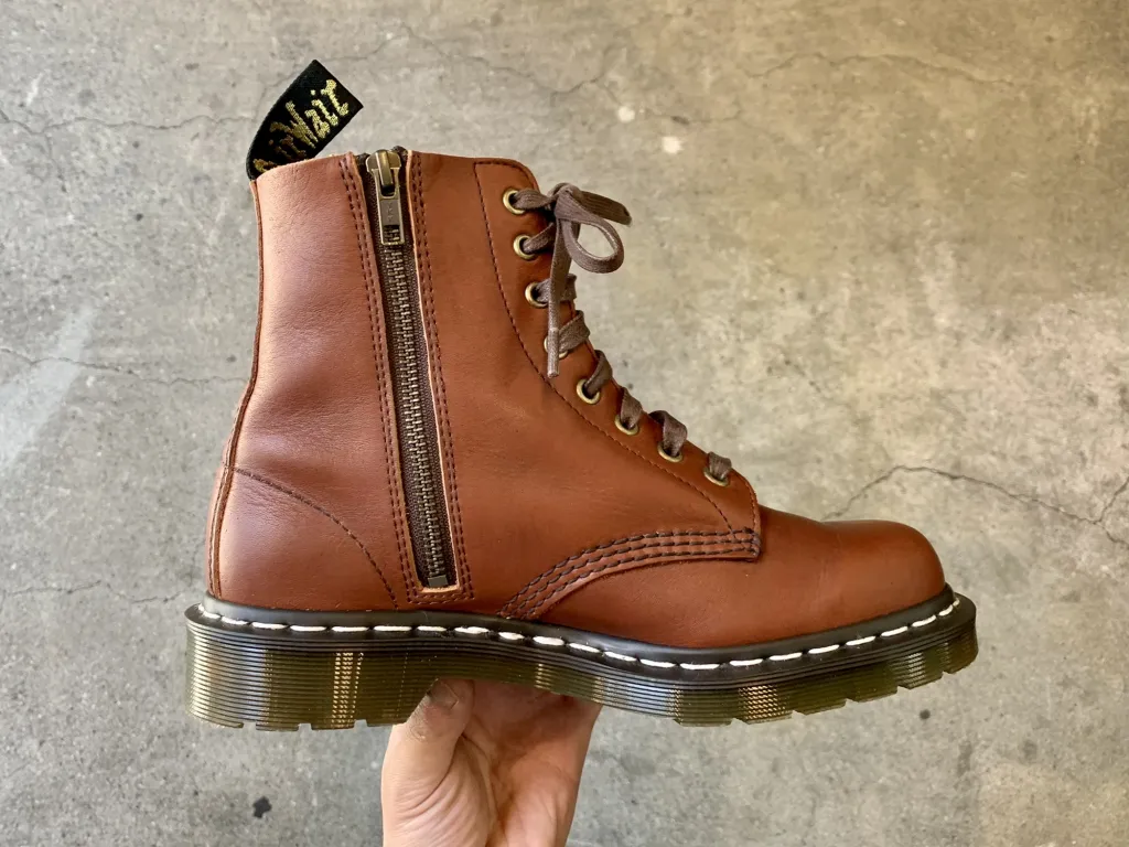 Dr.Martens(ドクターマーチン) 1460 8ホールのサイドジップ
