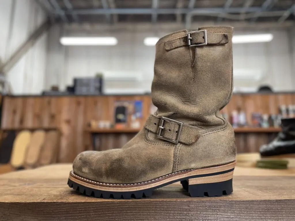 エンジニアブーツの王道カスタム、ビブラム100ソールで無骨にチェンジ