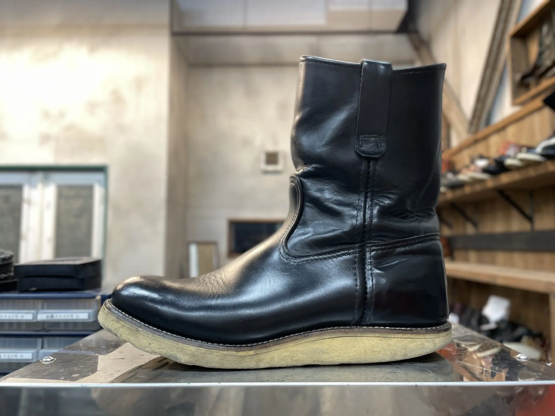 REDWINGのペコスブーツを、クレープソールからビブラム430へ。 - 靴