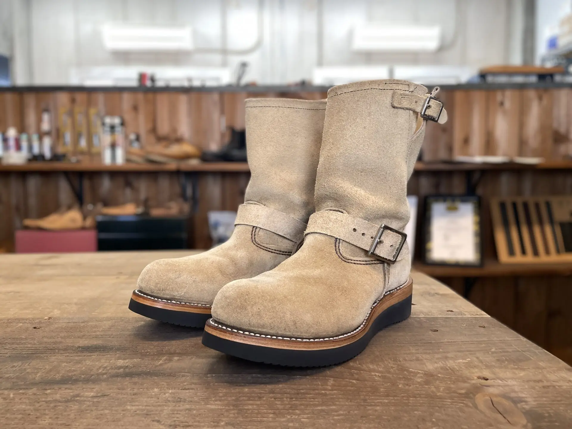 09，REDWING レッドウィング8268エンジニアブーツ廃盤ビブラムカスタム REDWING 8268 スエードのエンジニアをブラックのビブラム2021へ - 靴